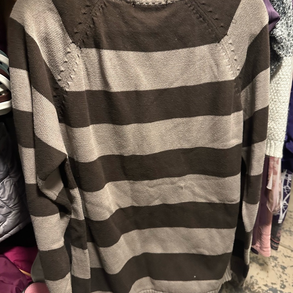 Burnside‎ Two-Tone Knit Sweater - Picture 3 of 3